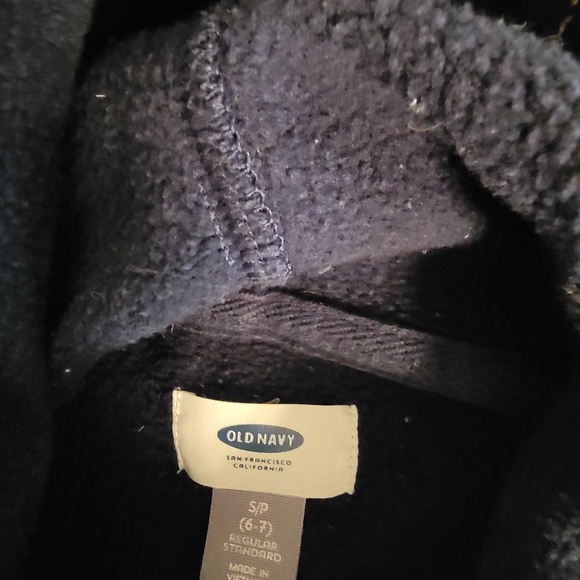 Old Navy fleece,  hooded, Pullover.  Boys size 6-7, pass-thru front pocket. - Picture 2 of 3